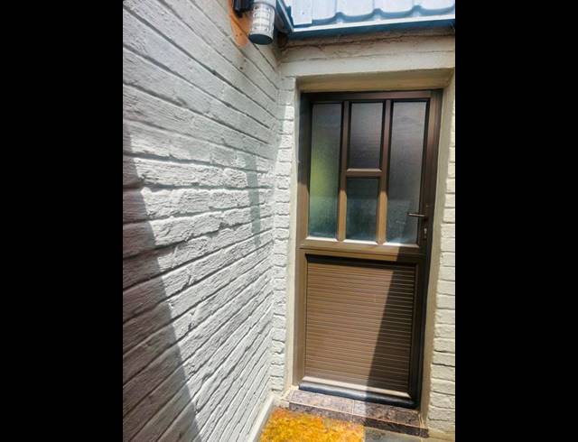 3 BEDROOM APARTMENT FOR SALE IN BRYANSTON